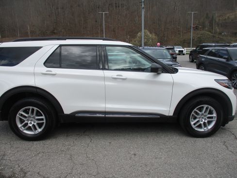 Used 2025 Ford Explorer Active AWD/4WD image 3