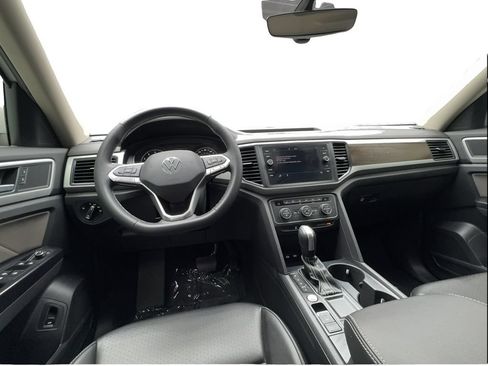 Used 2021 Volkswagen Atlas SE w/ Towing Package FWD image 34