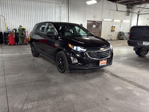 Used 2021 Chevrolet Equinox LS image 2
