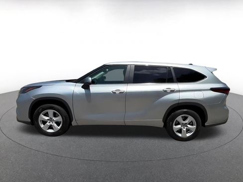 Used 2025 Toyota Highlander LE FWD image 9