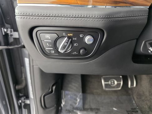 Used 2018 Bentley Bentayga image 26