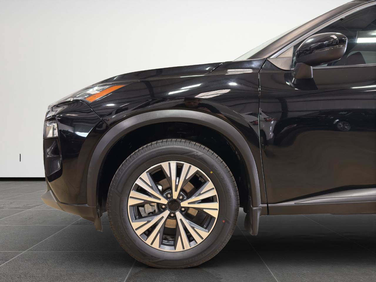 Used 2022 Nissan Rogue SV FWD image 2