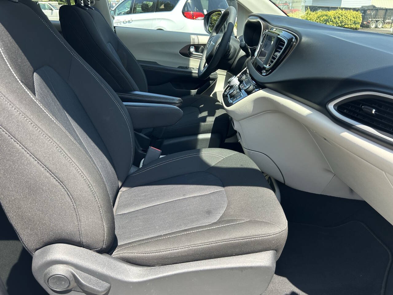 Used 2022 Chrysler Voyager LX FWD image 29