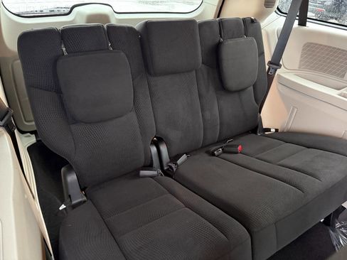 Used 2016 Dodge Grand Caravan SE image 18