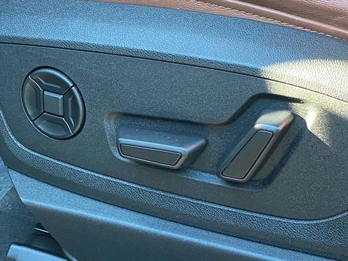 Used 2022 Audi e-tron Premium Plus image 11