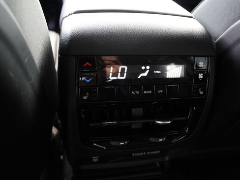 Used 2023 Jeep Grand Cherokee L Limited w/ Luxury Tech Group II AWD/4WD image 4