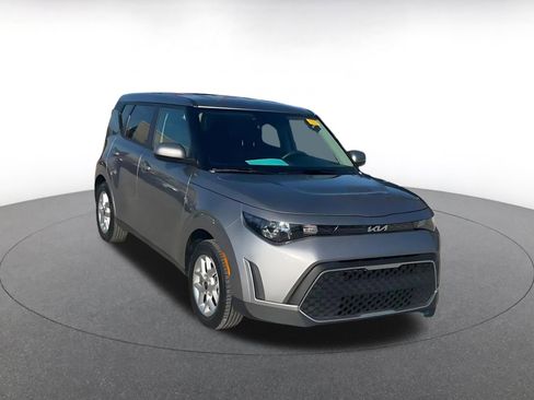 Used 2025 Kia Soul LX w/ LX Technology Package image 3