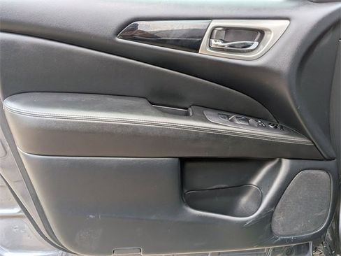 Used 2019 Nissan Pathfinder S image 14