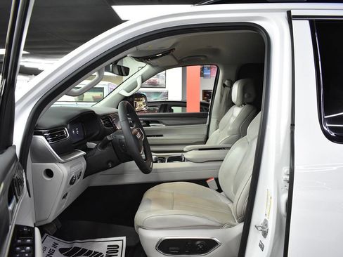 Used 2024 Jeep Wagoneer Series II w/ Flexible Seating Group image 32