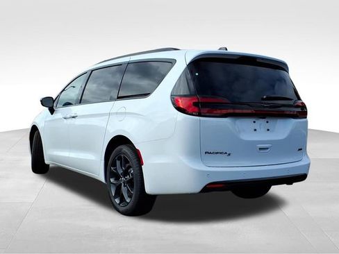 New 2026 Chrysler Pacifica Select w/ S Appearance Package image 4