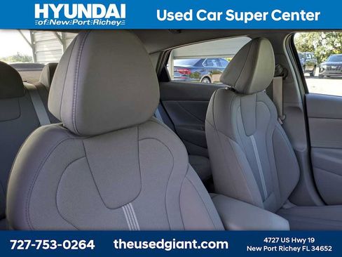 Certified 2025 Hyundai Elantra SE FWD image 6