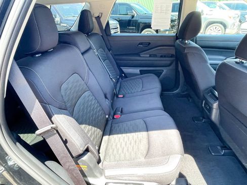 Used 2024 Nissan Pathfinder S FWD image 13