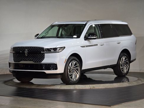 New 2025 Lincoln Navigator Reserve image 4