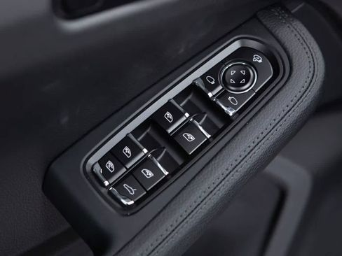 Certified 2026 Porsche Macan AWD/4WD image 26