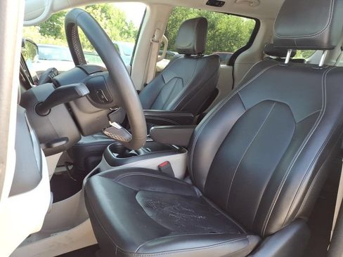 Used 2024 Chrysler Pacifica Touring-L FWD image 21