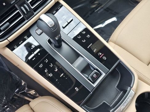 Used 2025 Porsche Macan AWD/4WD image 32