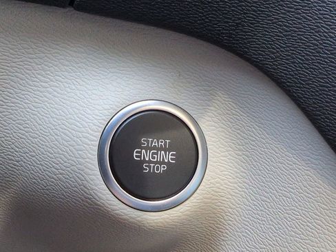 Used 2023 Volvo XC40 B5 Plus w/ Protection Package Premier image 8