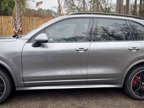 Used 2017 Porsche Cayenne Turbo image 5