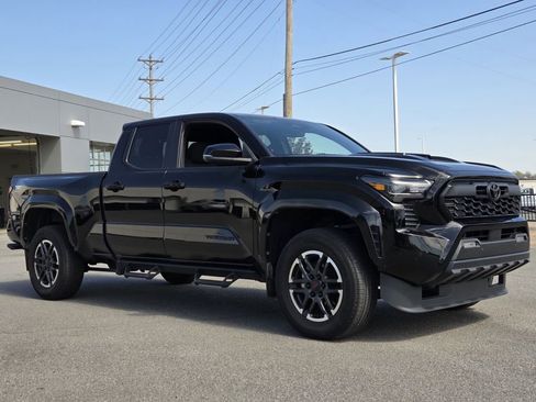 Used 2024 Toyota Tacoma TRD Sport w/ TRD Sport Upgrade Package AWD/4WD image 4