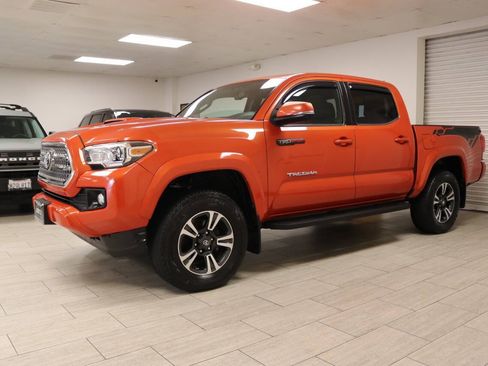Used 2017 Toyota Tacoma TRD Sport w/ Premium & Technology Package AWD/4WD image 3