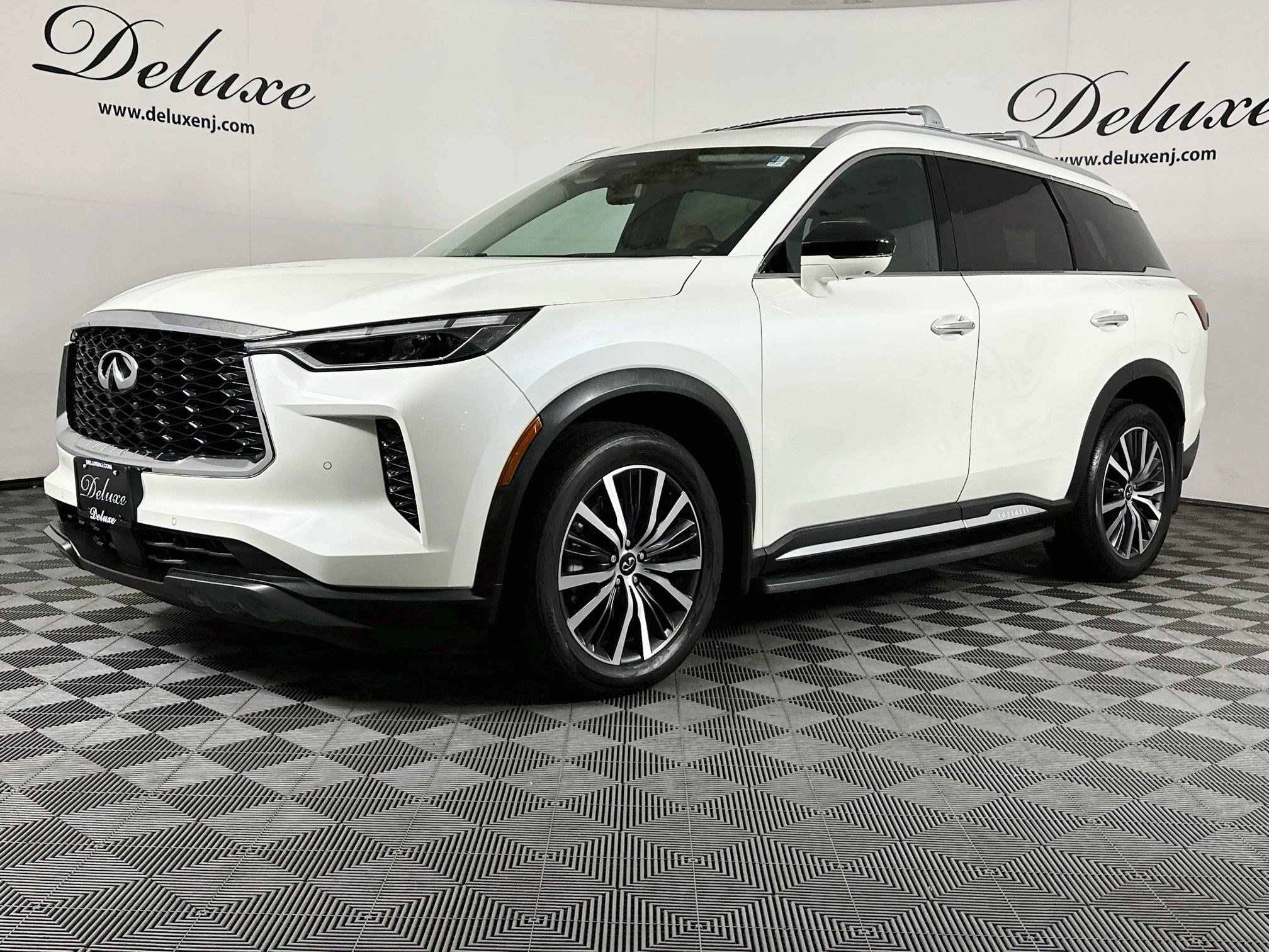 Used 2025 INFINITI QX60 Sensory w/ Vision Package AWD/4WD image 3