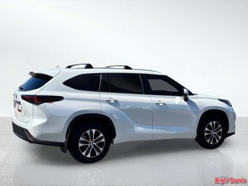 Certified 2025 Toyota Highlander XLE FWD image 7