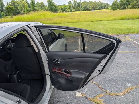 Used 2013 Nissan Versa SV FWD image 38