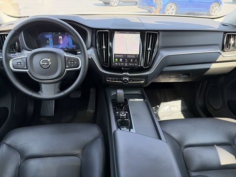 Used 2025 Volvo XC60 B5 Core AWD/4WD image 2
