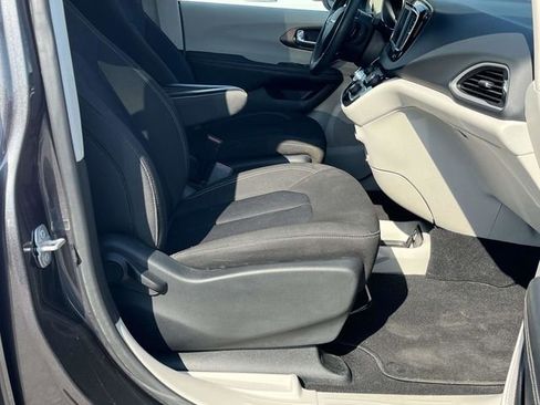 Used 2023 Chrysler Voyager LX FWD image 23