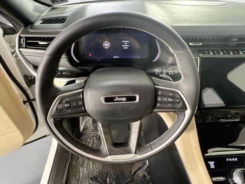 Used 2023 Jeep Grand Cherokee Limited AWD/4WD image 11