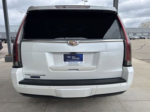 Used 2019 Cadillac Escalade Luxury AWD/4WD image 6
