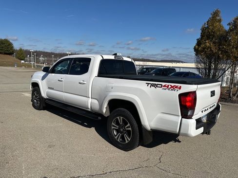 Used 2018 Toyota Tacoma TRD Sport image 4
