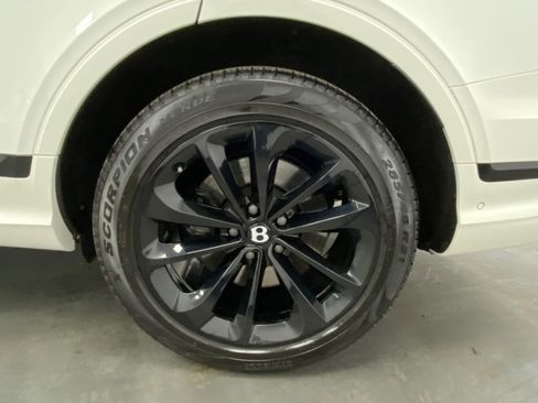Used 2024 Bentley Bentayga image 18