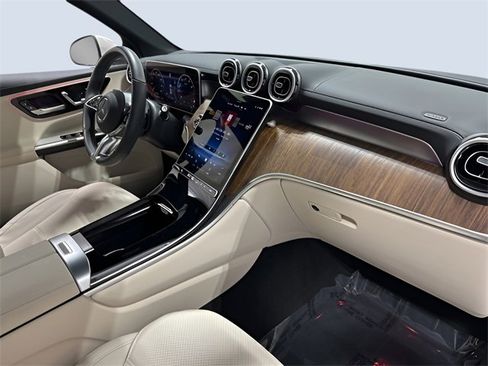 Used 2025 Mercedes-Benz GLC 300 4MATIC image 12