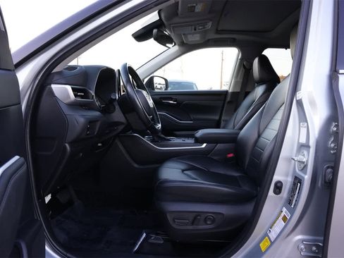 Used 2022 Toyota Highlander XLE image 17