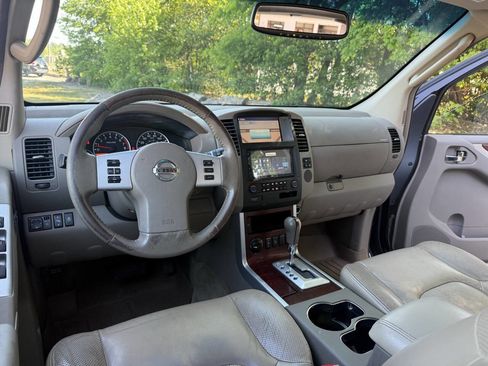 Used 2011 Nissan Pathfinder LE w/ Navigation Pkg image 15