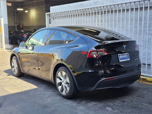 Used 2024 Tesla Model Y Long Range AWD/4WD image 5