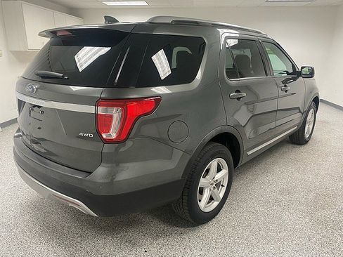 Used 2017 Ford Explorer XLT image 5