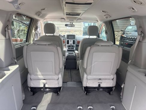 Used 2009 Chrysler Town & Country Touring FWD image 21