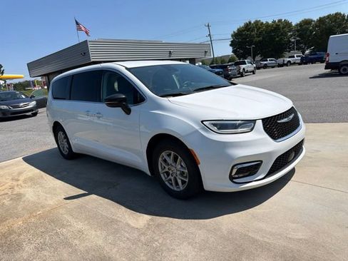 Used 2024 Chrysler Pacifica Touring-L FWD image 3