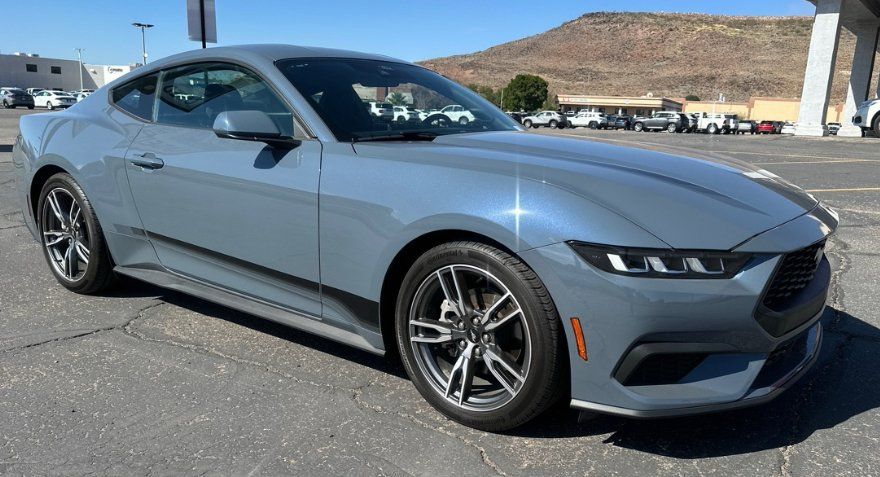 Used 2024 Ford Mustang Coupe RWD image 3
