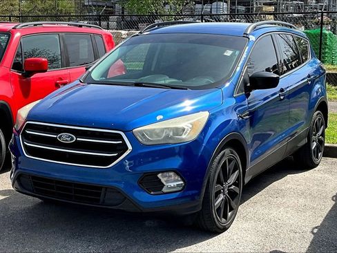 Used 2017 Ford Escape SE w/ SE Sport Appearance Package image 3