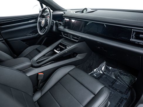 Certified 2025 Porsche Macan Electric image 16