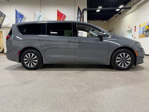 Used 2023 Chrysler Pacifica Touring-L FWD image 4