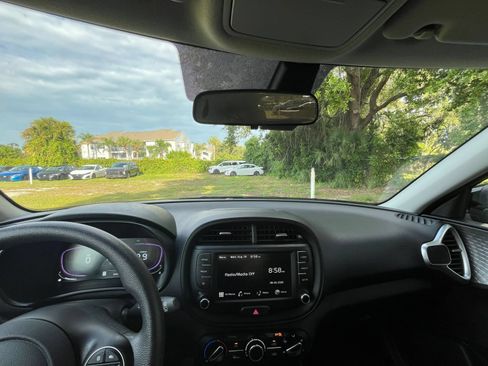 Used 2025 Kia Soul LX w/ LX Technology Package FWD image 27