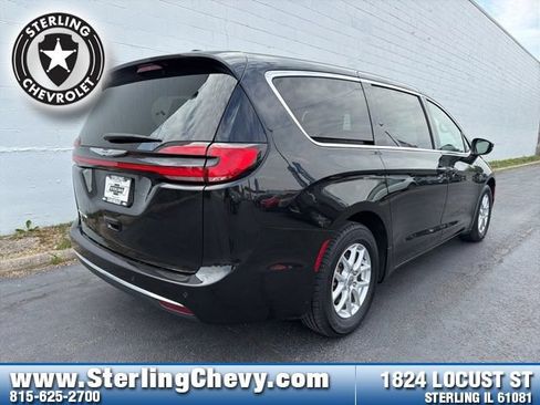 Used 2023 Chrysler Pacifica Touring-L FWD image 5