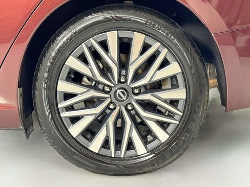 Used 2024 Nissan Altima 2.5 SV FWD image 9