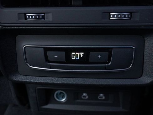 Used 2024 Audi Q8 Premium image 61