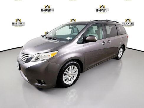 Used 2015 Toyota Sienna XLE w/ XLE Navigation Package FWD image 3
