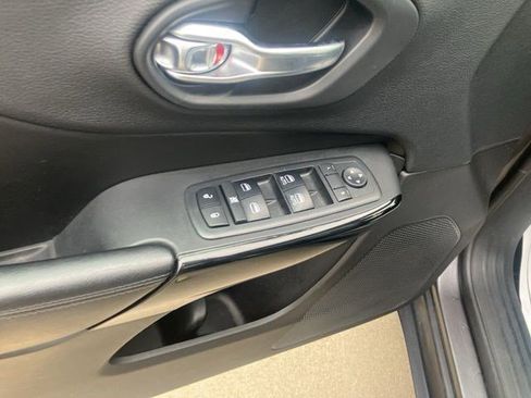 Certified 2019 Jeep Cherokee Latitude Plus AWD/4WD image 10